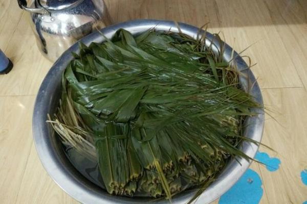 迎接冬季节日：家居装饰与节日食谱推荐