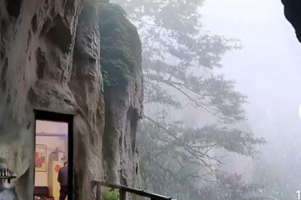 山洞变豪宅：揭秘神秘风水秘境的家居传奇