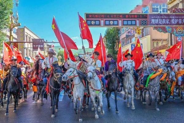 马背上的狂欢:赛马节传统风情展 马背上的狂欢:赛马节传统风情展